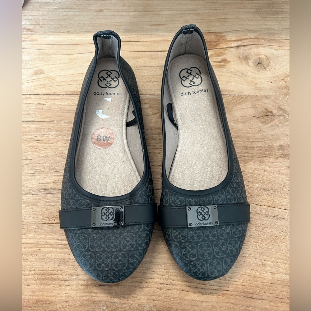 Daisy Fuentes Abigail All Over Logo Buckle Black and Grey Flats - Size 8
